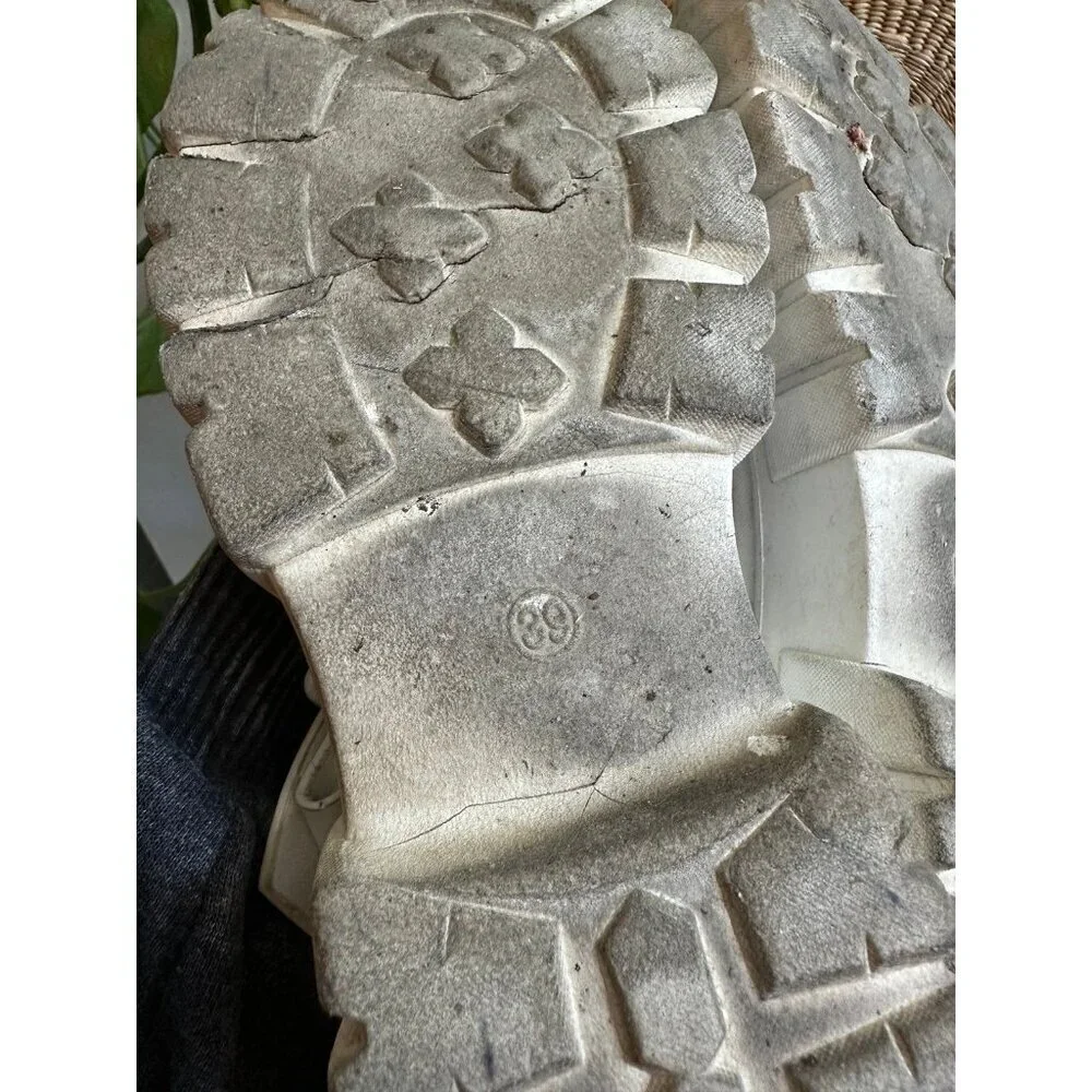 Beilide woman’s size 8 white sandals